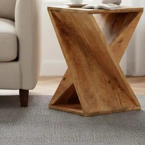 Table d'appoint croisée en manguier dans un salon
